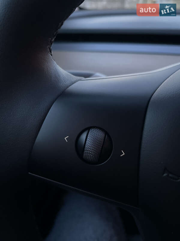 Седан Tesla Model 3 2023 в Тернополе