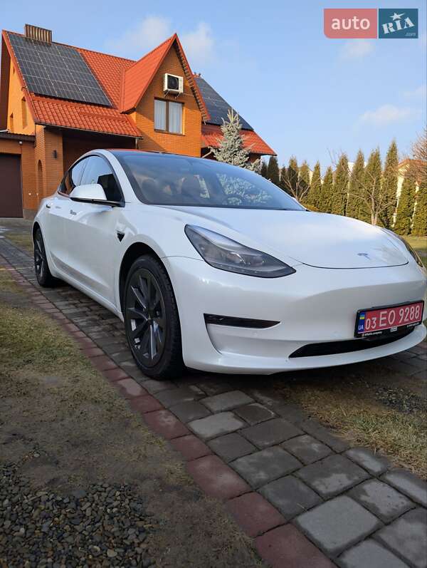 Седан Tesla Model 3 2022 в 