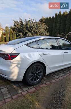 Седан Tesla Model 3 2022 в 