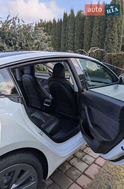 Седан Tesla Model 3 2022 в 