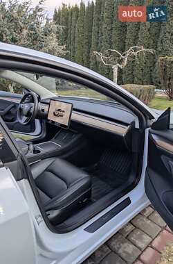 Седан Tesla Model 3 2022 в 