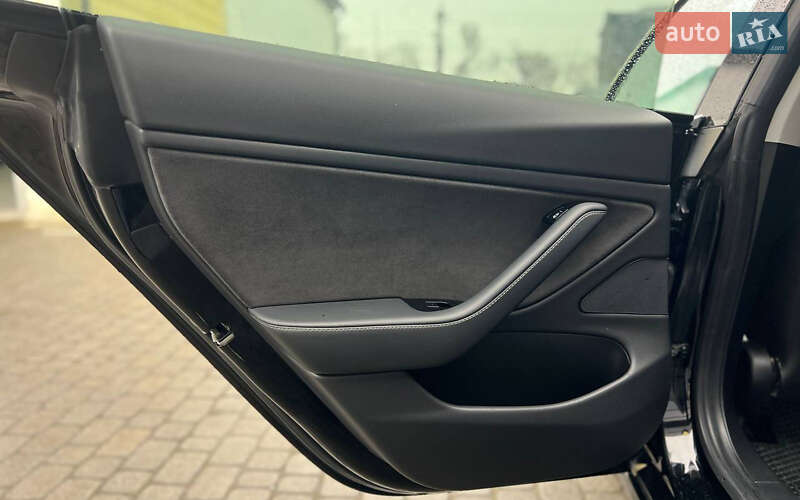Седан Tesla Model 3 2019 в Івано-Франківську