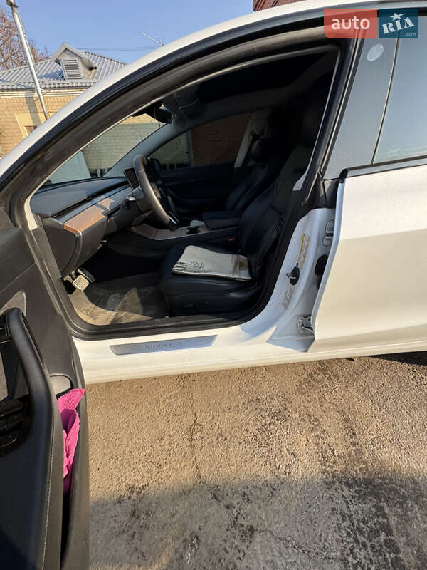 Седан Tesla Model 3 2019 в Чернигове