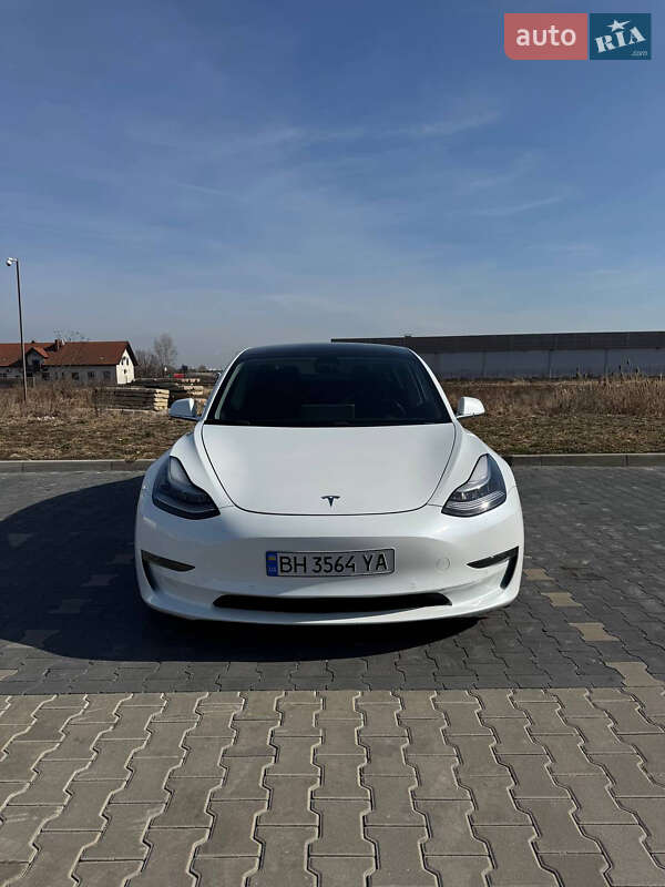 Седан Tesla Model 3 2019 в Львове