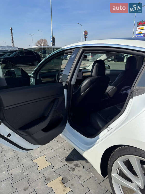 Седан Tesla Model 3 2019 в Львове