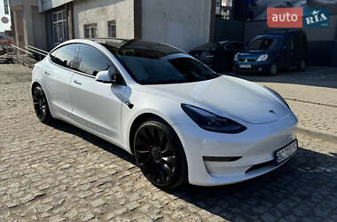 Седан Tesla Model 3 2021 в 