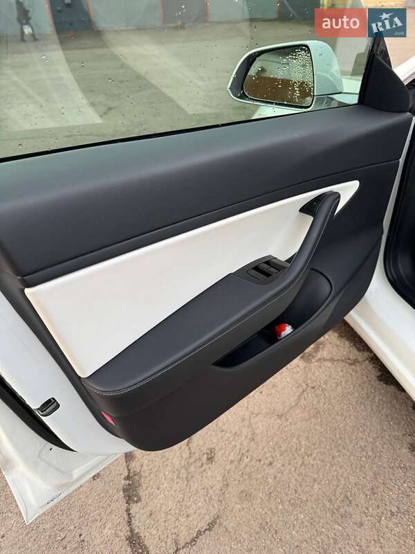 Седан Tesla Model 3 2020 в Коростені