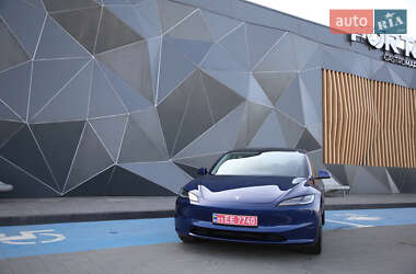 Седан Tesla Model 3 2024 в 