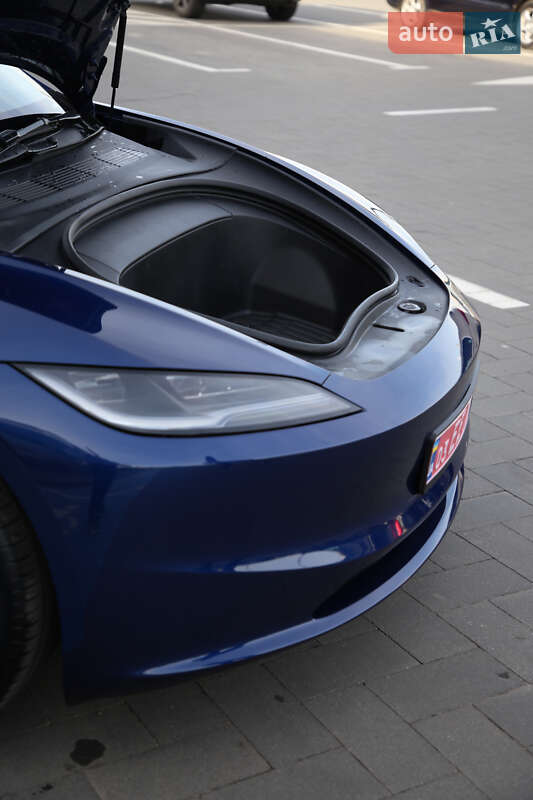 Седан Tesla Model 3 2024 в Луцке