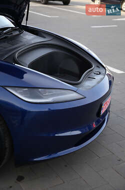 Седан Tesla Model 3 2024 в 