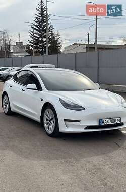 Седан Tesla Model 3 2022 в 