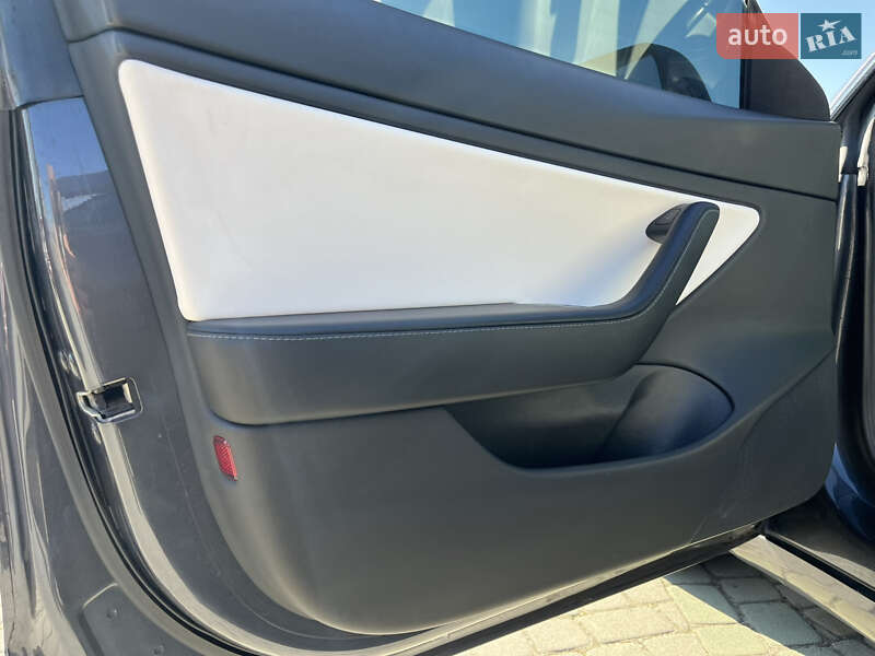 Седан Tesla Model 3 2018 в Львове