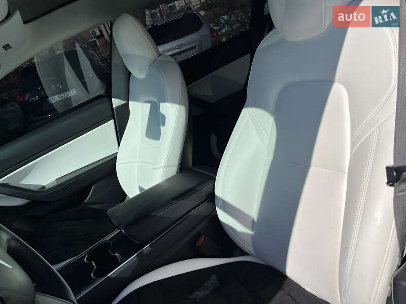 Седан Tesla Model 3 2018 в Львове