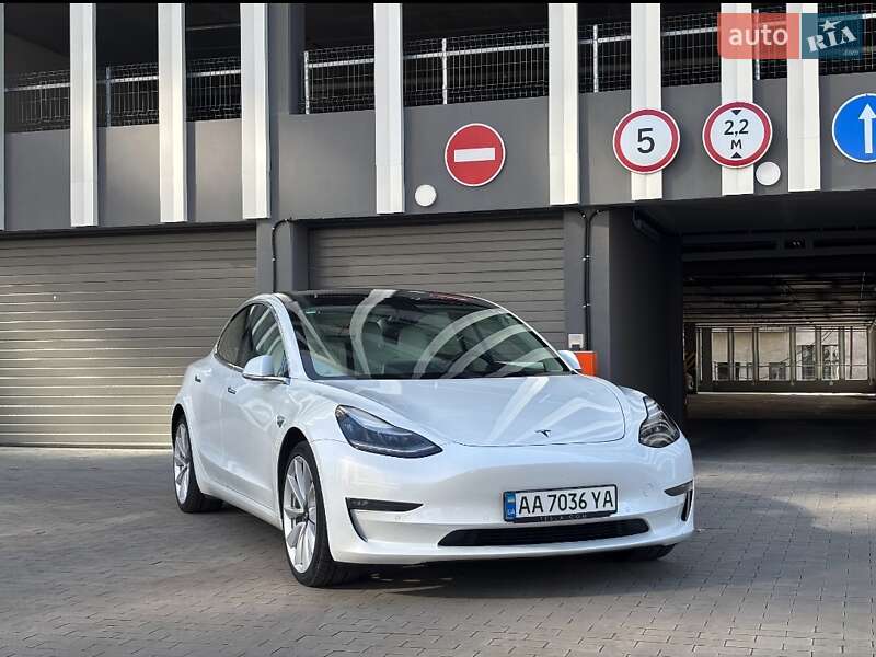 Седан Tesla Model 3 2020 в 