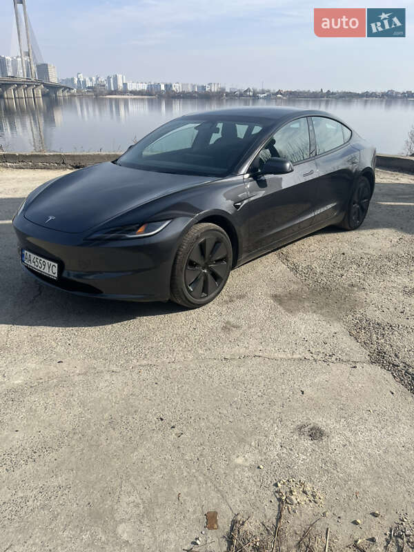 Седан Tesla Model 3 2024 в 
