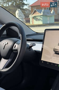 Седан Tesla Model 3 2022 в 