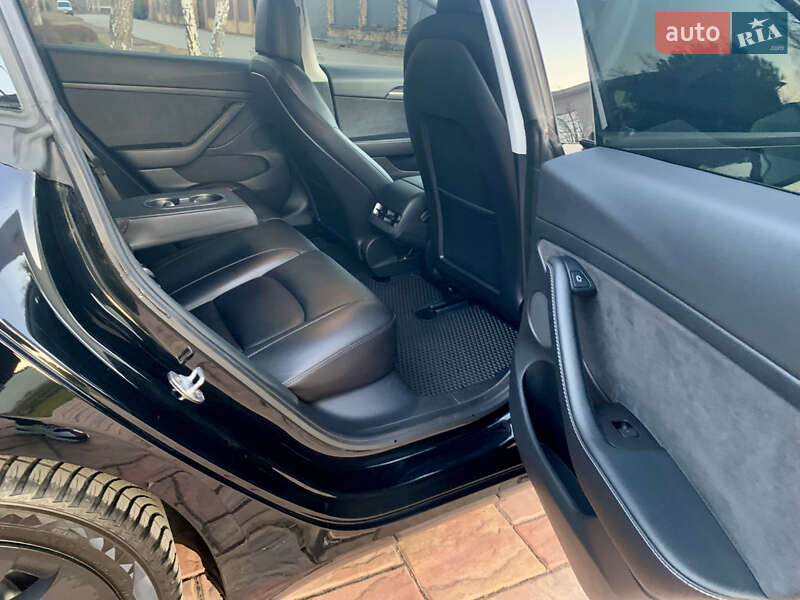 Седан Tesla Model 3 2021 в Киеве
