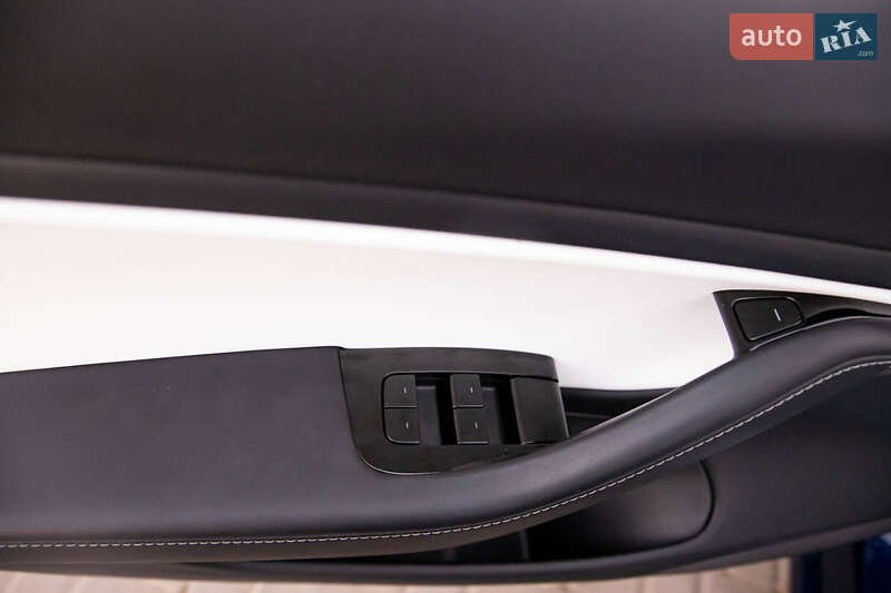 Седан Tesla Model 3 2018 в Черновцах