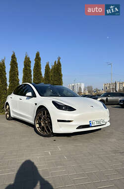 Седан Tesla Model 3 2021 в Вишневому