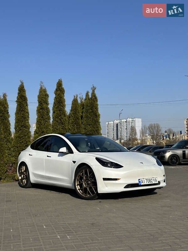 Седан Tesla Model 3 2021 в Вишневому