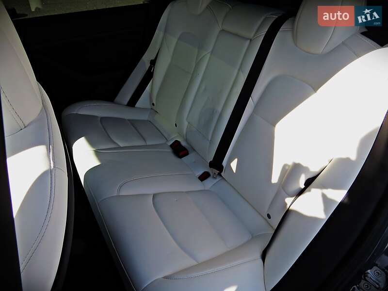 Седан Tesla Model 3 2021 в Черкасах