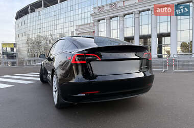 Седан Tesla Model 3 2022 в 