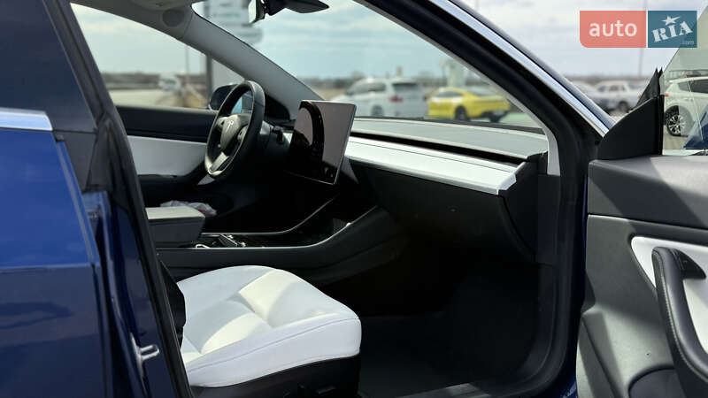 Седан Tesla Model 3 2019 в Черновцах