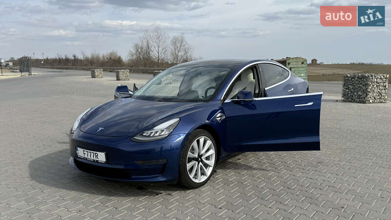 Седан Tesla Model 3 2019 в Черновцах
