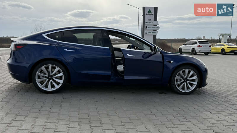 Седан Tesla Model 3 2019 в Черновцах