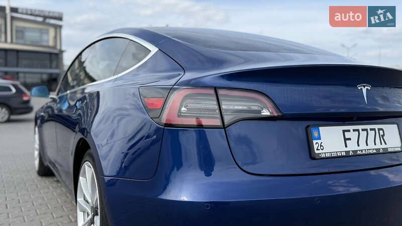 Седан Tesla Model 3 2019 в Черновцах