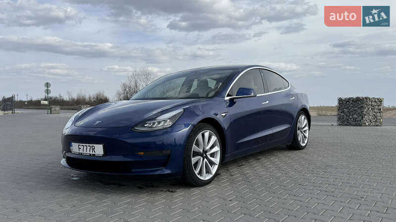 Седан Tesla Model 3 2019 в Черновцах