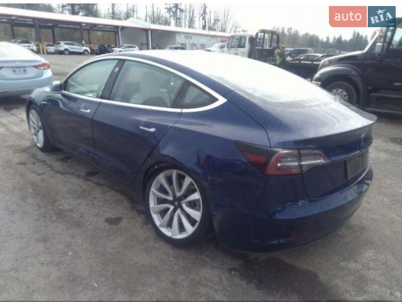Седан Tesla Model 3 2019 в Черновцах