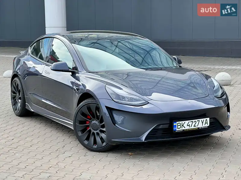 Седан Tesla Model 3 2023 в 