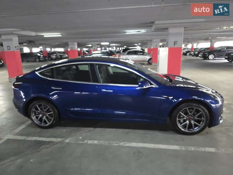 Седан Tesla Model 3 2020 в Львове