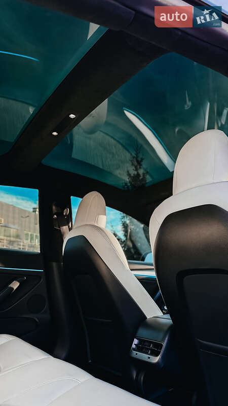 Седан Tesla Model 3 2019 в Черновцах