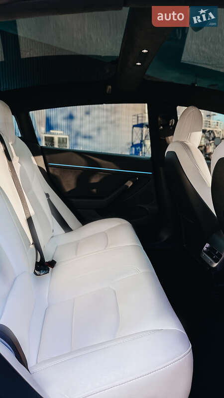 Седан Tesla Model 3 2019 в Чернівцях