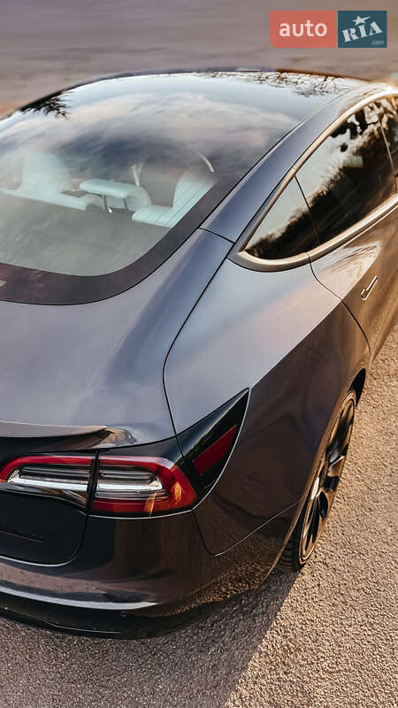 Седан Tesla Model 3 2019 в Чернівцях