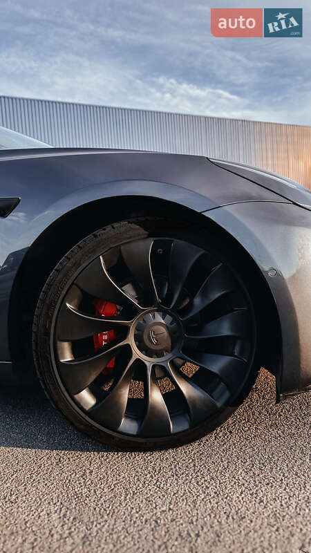 Седан Tesla Model 3 2019 в Чернівцях