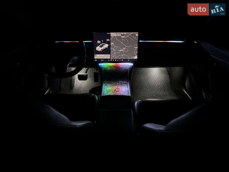 Седан Tesla Model 3 2018 в Чернівцях