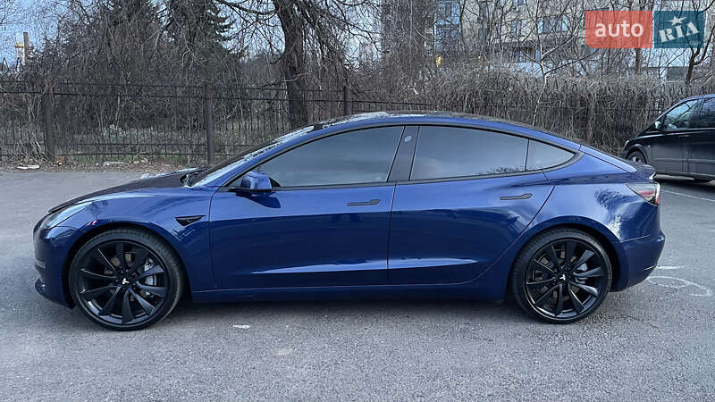 Седан Tesla Model 3 2022 в 