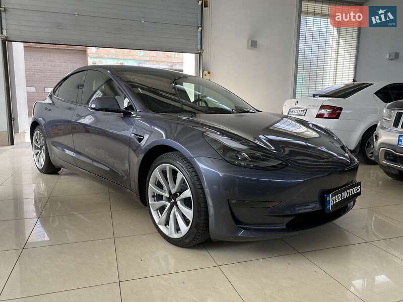 Седан Tesla Model 3 2022 в 