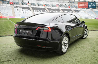 Седан Tesla Model 3 2022 в 