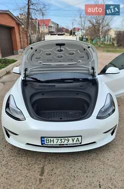 Седан Tesla Model 3 2022 в 