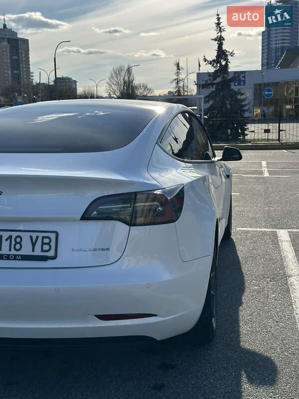 Седан Tesla Model 3 2021 в Киеве
