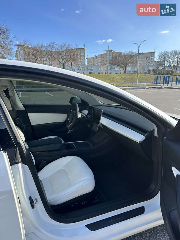 Седан Tesla Model 3 2021 в Киеве
