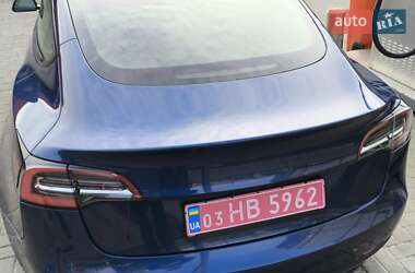 Седан Tesla Model 3 2023 в 