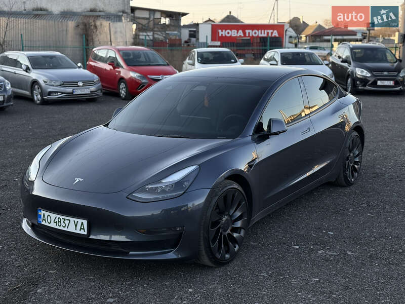 Седан Tesla Model 3 2023 в Ужгороде