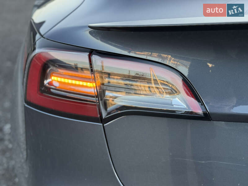 Седан Tesla Model 3 2023 в Ужгороде
