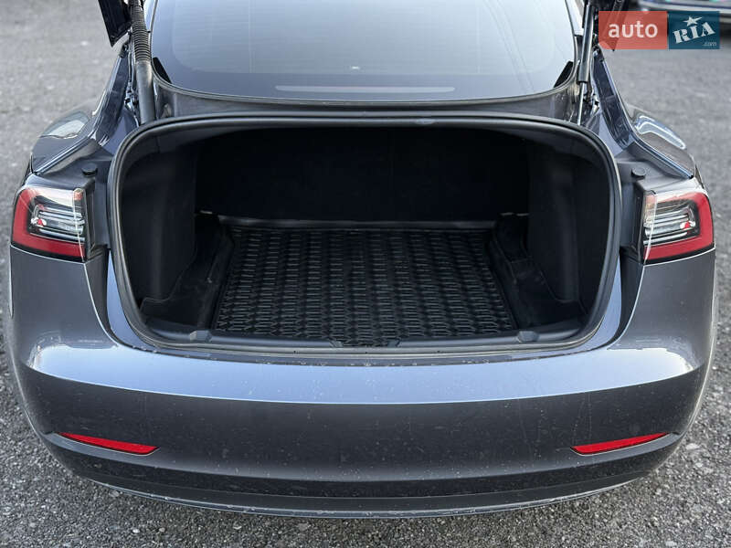 Седан Tesla Model 3 2023 в Ужгороде