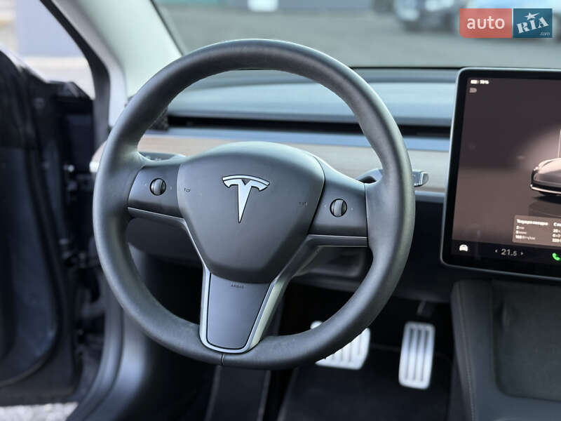 Седан Tesla Model 3 2023 в Ужгороде